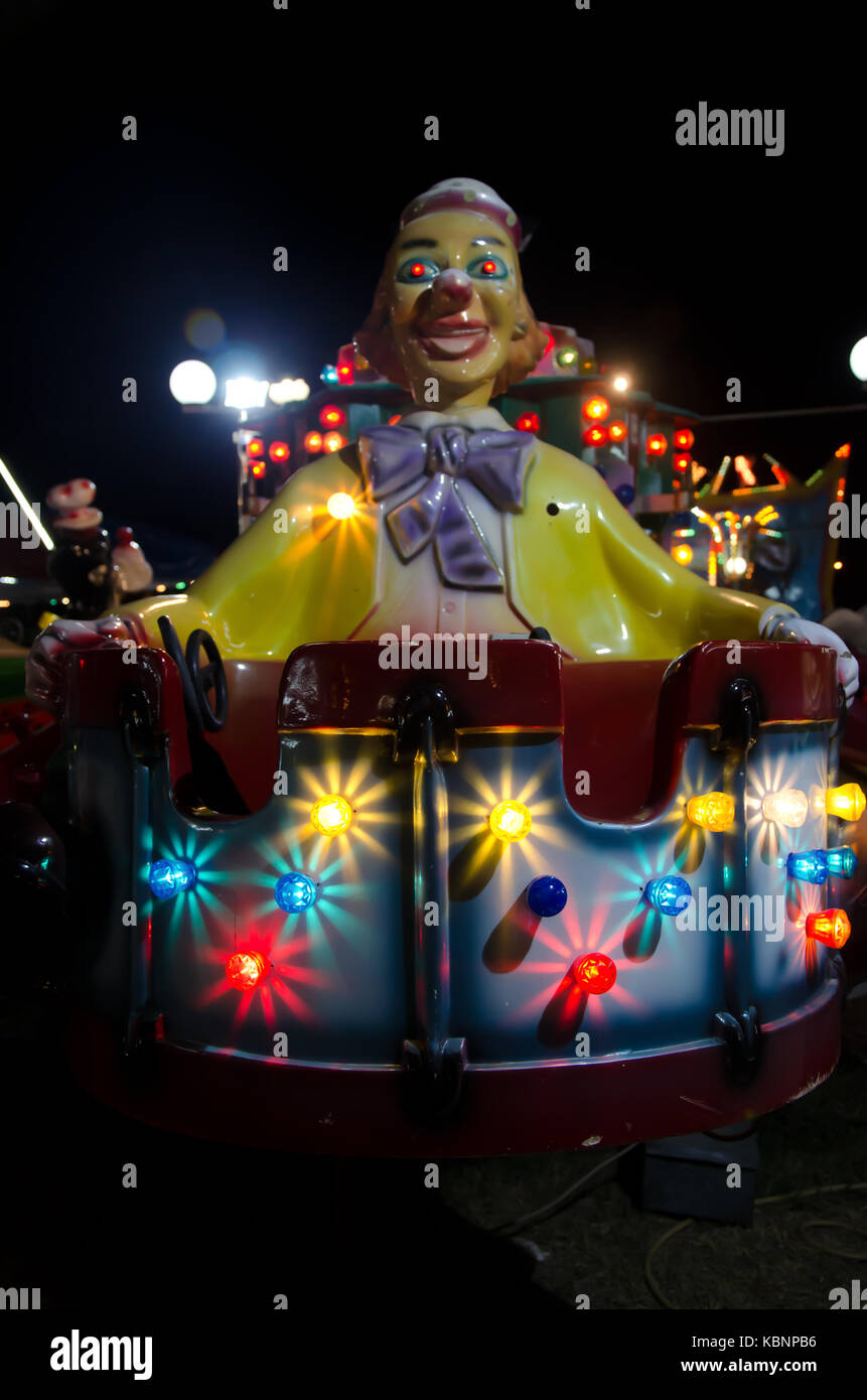 Clown an Amusement Park bei Nacht Stockfoto