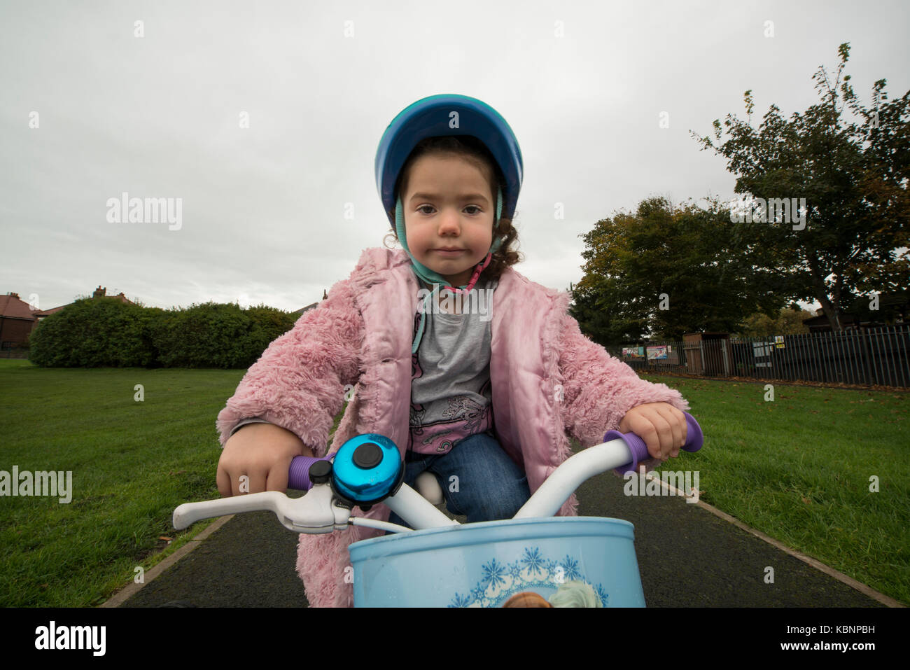 Hübsche junge Mädchen auf ihrem Disney Fahrrad im Park posieren. Kredit LEE RAMSDEN/ALAMY Stockfoto