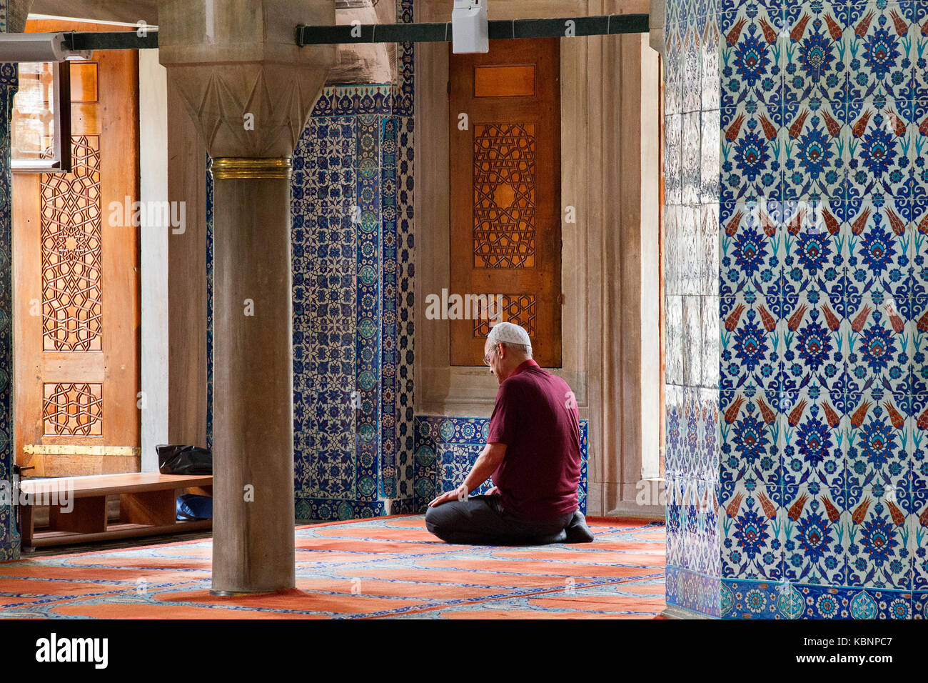 Ein Einheimischer betet in der Rustem Pascha Moschee in Istanbul, Türkei. Stockfoto