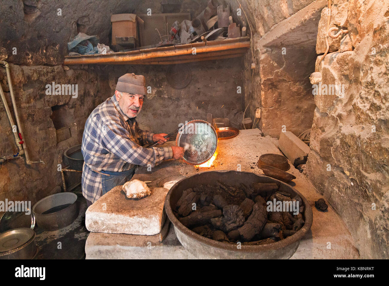 Mann, der Kupfer mit Zinn bedeckt in Mardin, Türkei Stockfoto