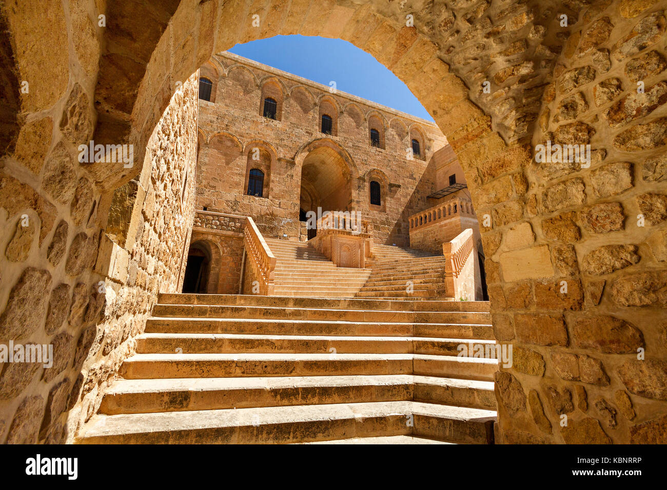 Historischer Dayrul Zafaran syrisch-orthodoxer Klosterkomplex, der wegen seiner Farbe auch als Kloster von Saffron bekannt ist, in Mardin, Türkei. Stockfoto