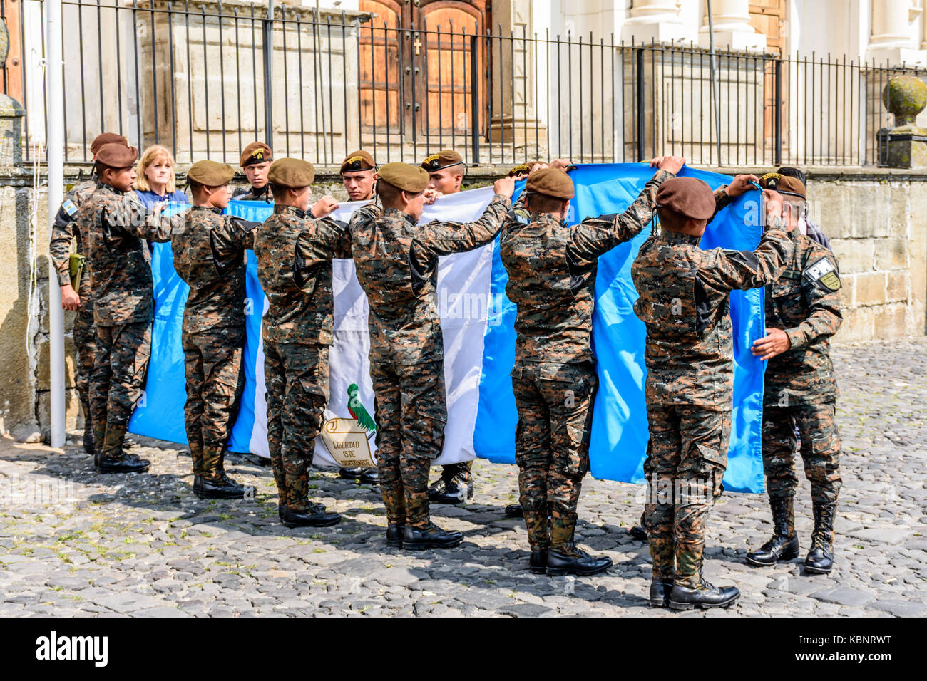 Antigua, Guatemala - September 15, 2017: Soldaten falten Guatemaltekischen Flagge mit Bürgermeister von Antigua nach dem Absenken auf Guatemalas Independence Day. Stockfoto