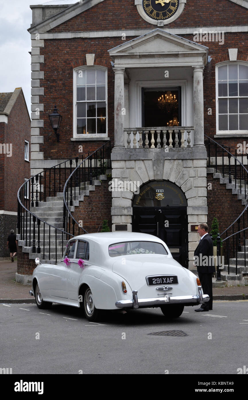 Ein 1958 Rolls Royce ist auf einer Hochzeit mieten außerhalb von Poole Standesamt gesehen. Dieses Gebäude war früher das Rathaus. Stockfoto