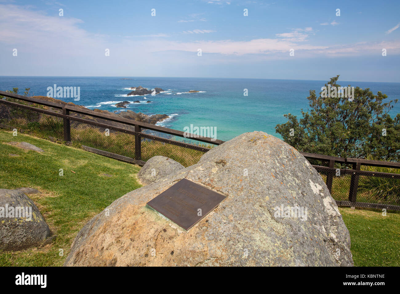 Plakette zum ersten Lichtwart am Sugarloaf Point Leuchtturm mit Robbenfelsen in der Ferne, Seal Rocks, NSW, Australien Stockfoto