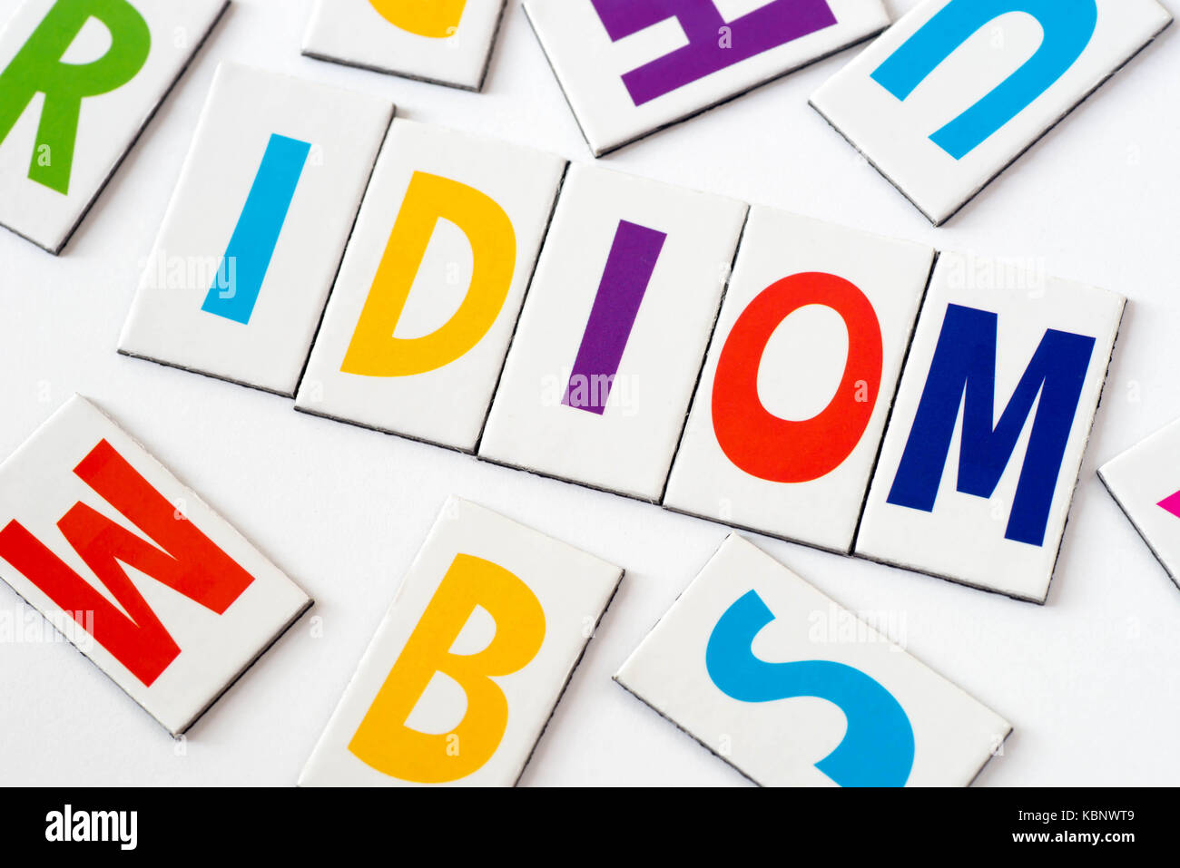 Wort Idiom aus bunte Buchstaben auf weißem Hintergrund Stockfoto