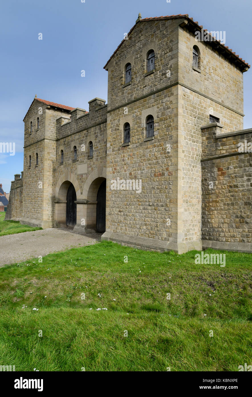 Arbeia war ein großer Roman Fort in South Shields, Tyne and Wear, England, jetzt ruiniert, und das ist teilweise rekonstruiert worden. Stockfoto