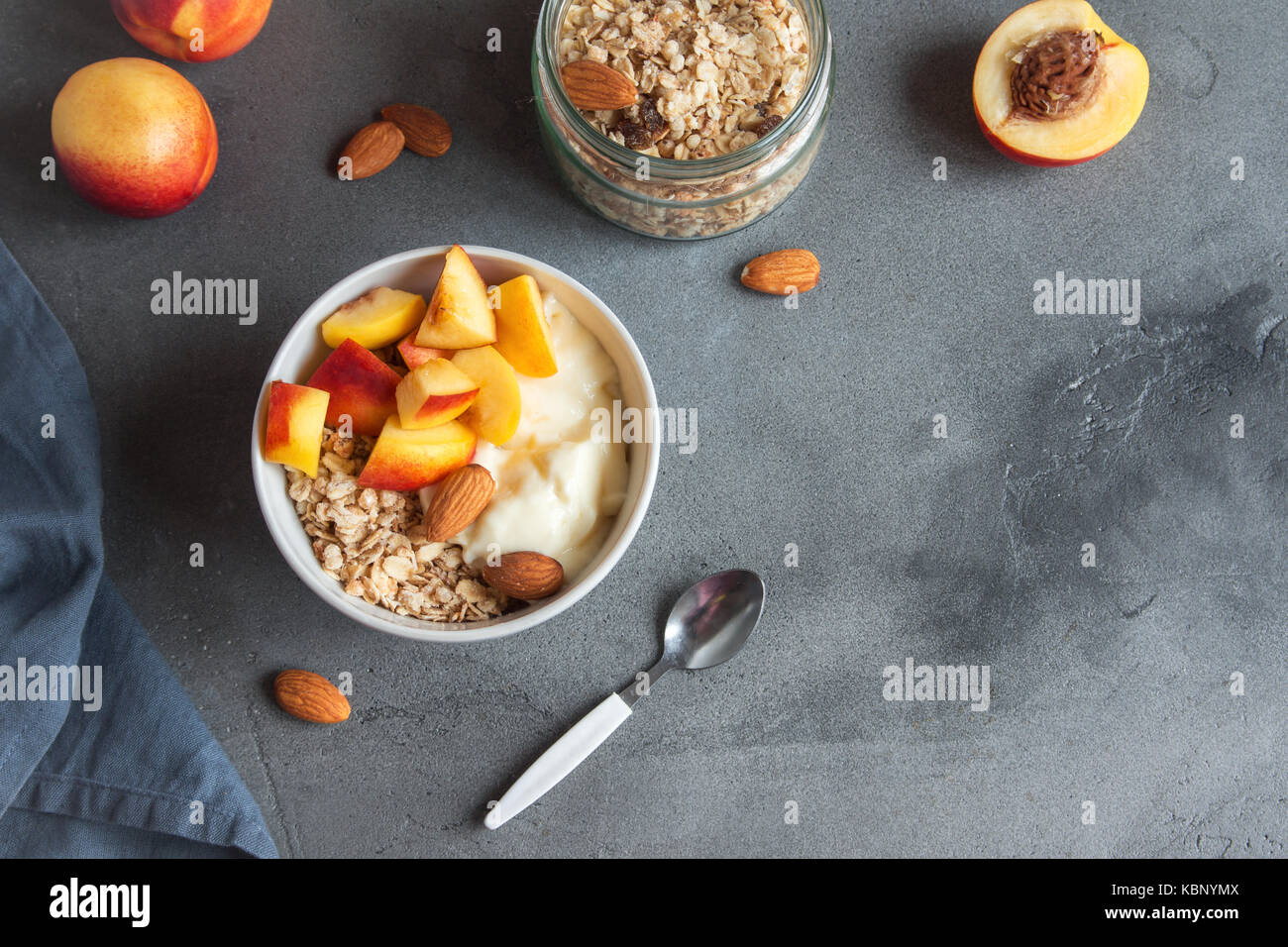 Hausgemachte Haferflocken Müsli mit Joghurt und Pfirsiche in Schüssel für gesundes Frühstück Müsli und Obst frühstück Schüssel mit Joghurt. Stockfoto