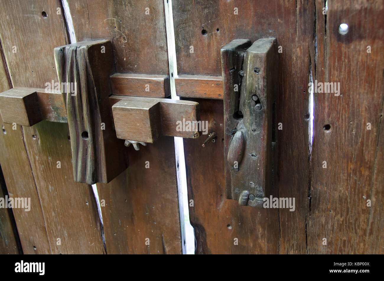 Alte Tür Verriegelung - Traditionelle alte hölzerne Tür Verriegelung
