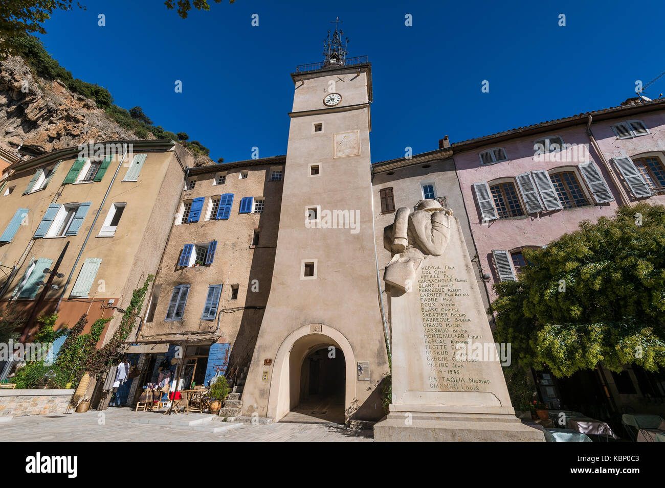 Place de la Mairie, Dorf Cotignac Provence Verte/Provence Alpes Cote D'Azur, Var Frankreich (83), Stockfoto