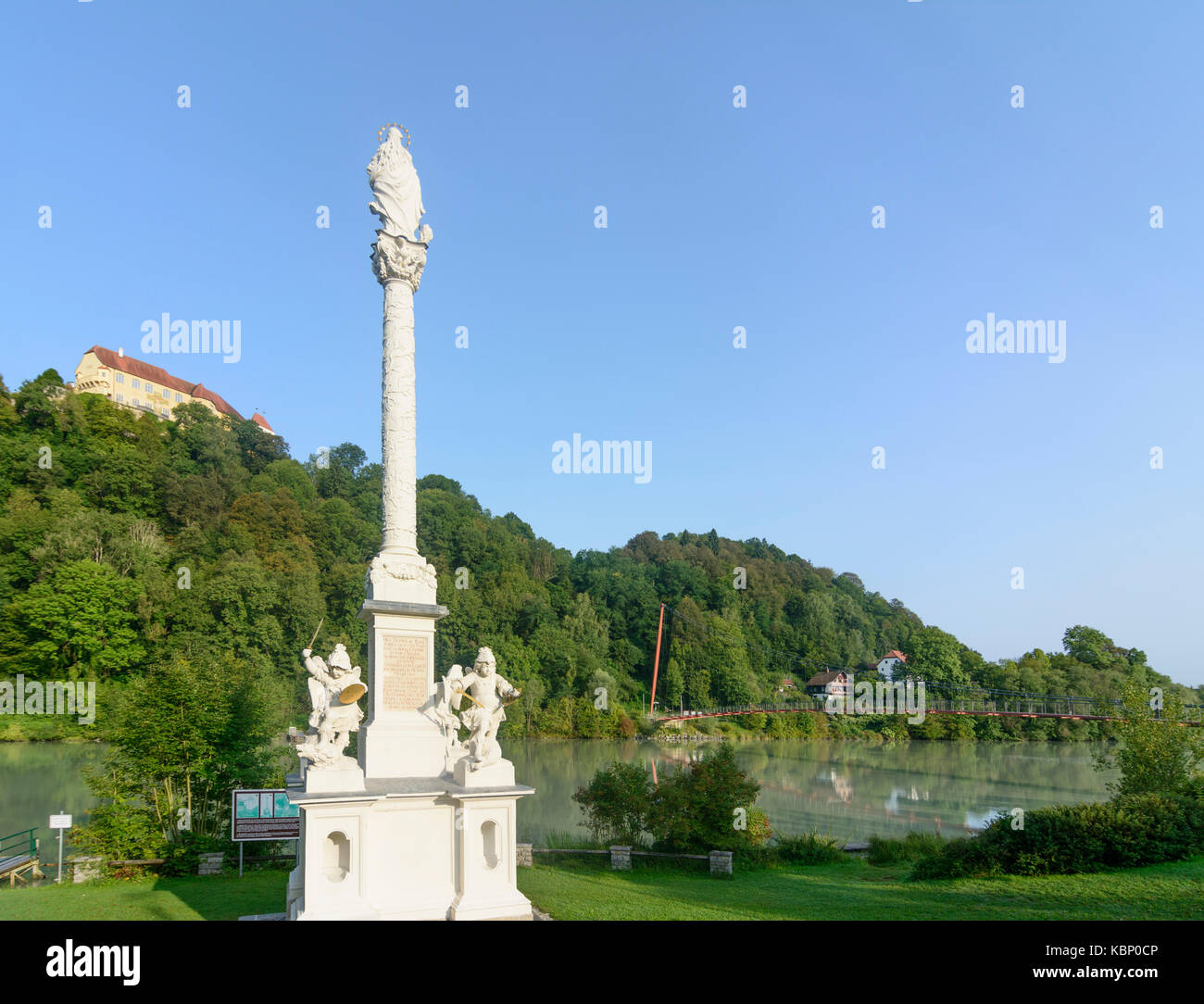 Schloss Neuburg am Inn, Hängebrücke, Mariensäule, Neuburg am Inn, Niederbayern, Oberbayern, Bayern, Bayern, Deutschland Stockfoto