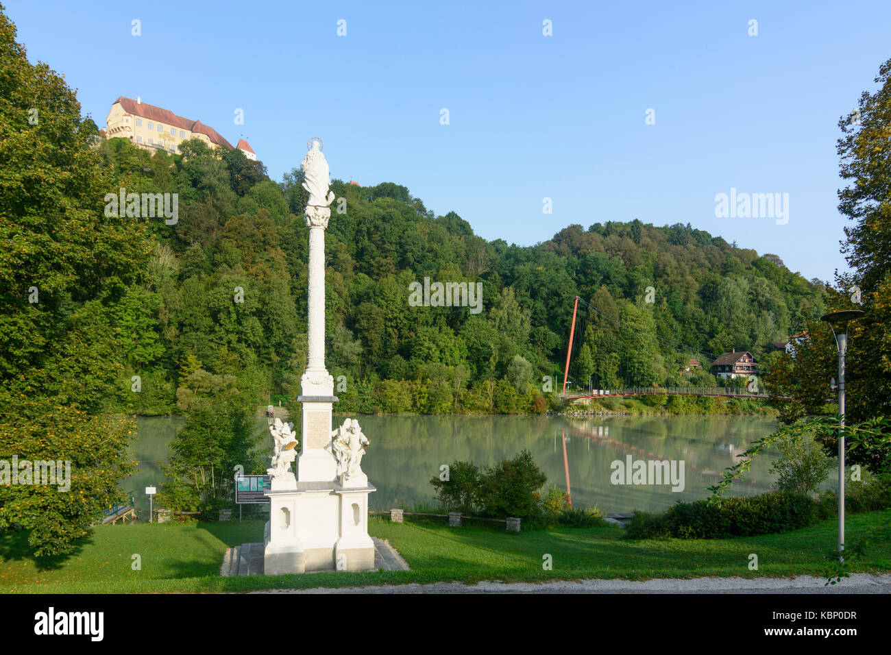 Schloss Neuburg am Inn, Hängebrücke, Mariensäule, Neuburg am Inn, Niederbayern, Oberbayern, Bayern, Bayern, Deutschland Stockfoto