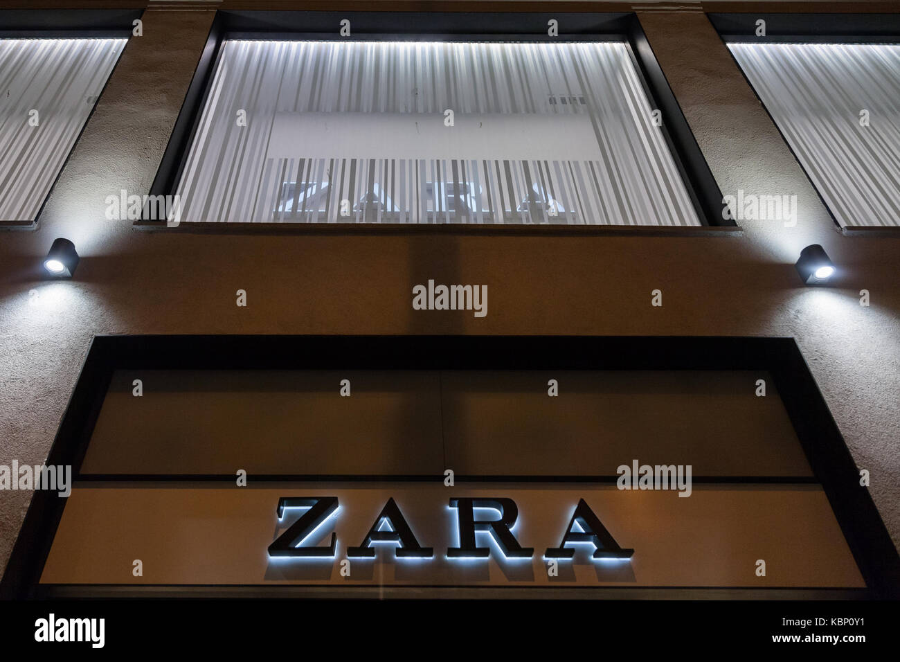 SIBIU, Rumänien vom 22. SEPTEMBER 2017: Zara Logo vor einem Zara Store im Zentrum von Sibiu, in Siebenbürgen. Bild von einem Zara-Logo in der Nacht in Si Stockfoto