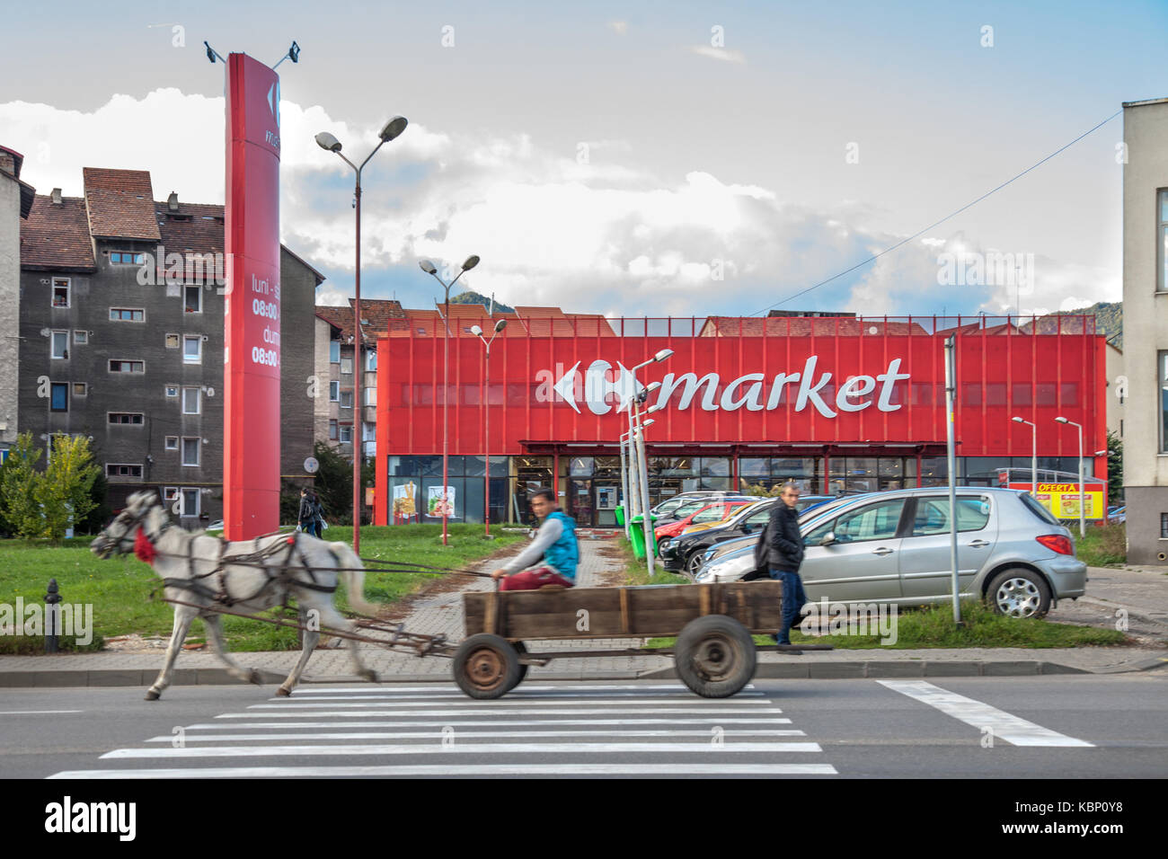 PETROSANI, Rumänien - 23. SEPTEMBER 2017: Pferdewagen, die von Menschen aus der Roma, die vor einem Supermarkt Carrefour Markt angetrieben. Bild Stockfoto