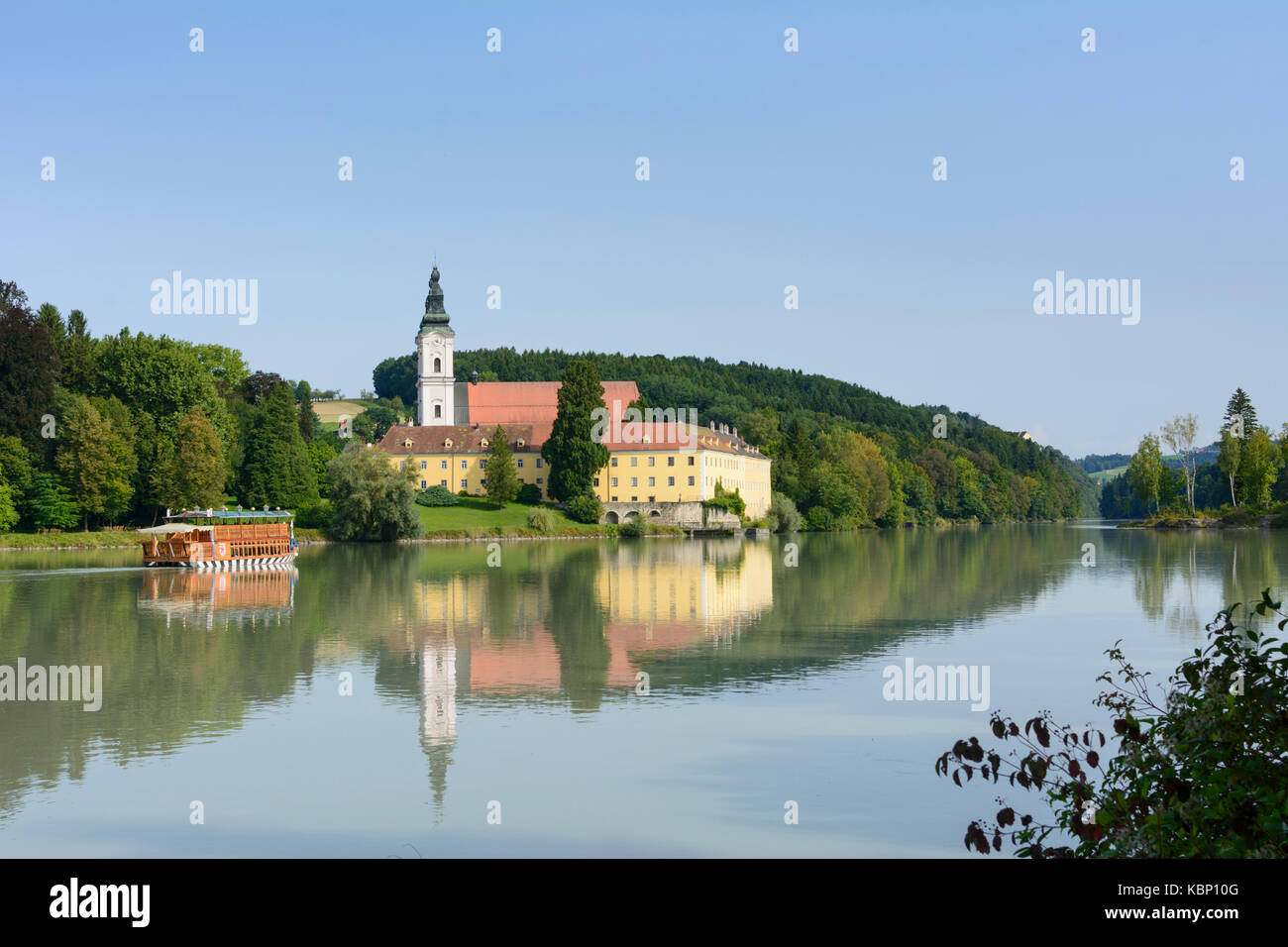 Schloss Kloster Kirche Schloss Vornbach, Inn, Passagierschiff, Neuburg am Inn, Niederbayern, Oberbayern, Bayern, Bayern, Deutschland Stockfoto