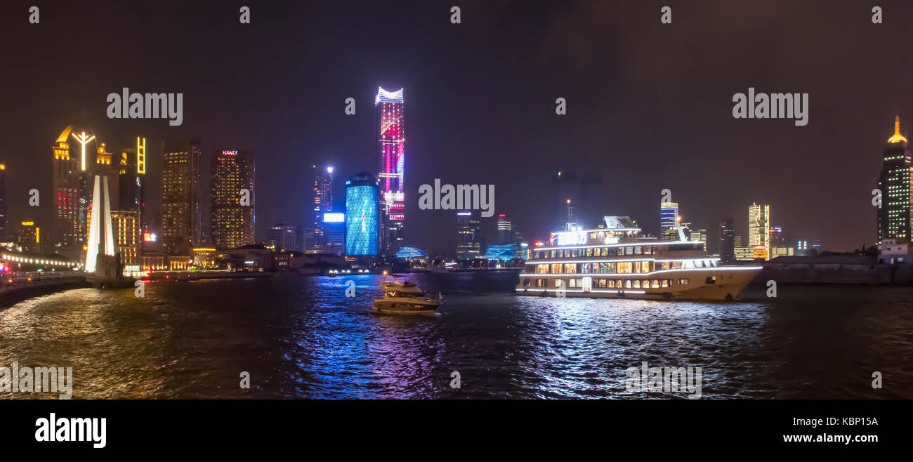 Blick auf den Fluss Huangpu bei Nacht Panorama, den Bund, Shanghai, China Stockfoto