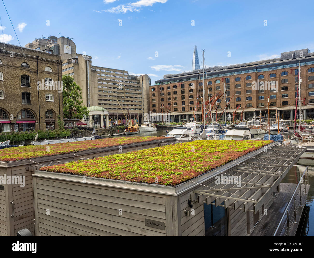 LONDON, Großbritannien - 25. AUGUST 2017: Holzgebäude mit lebendigen grünen Dächern, die mit Sedums in der Marina am S tKatherine Dock bepflanzt wurden Stockfoto