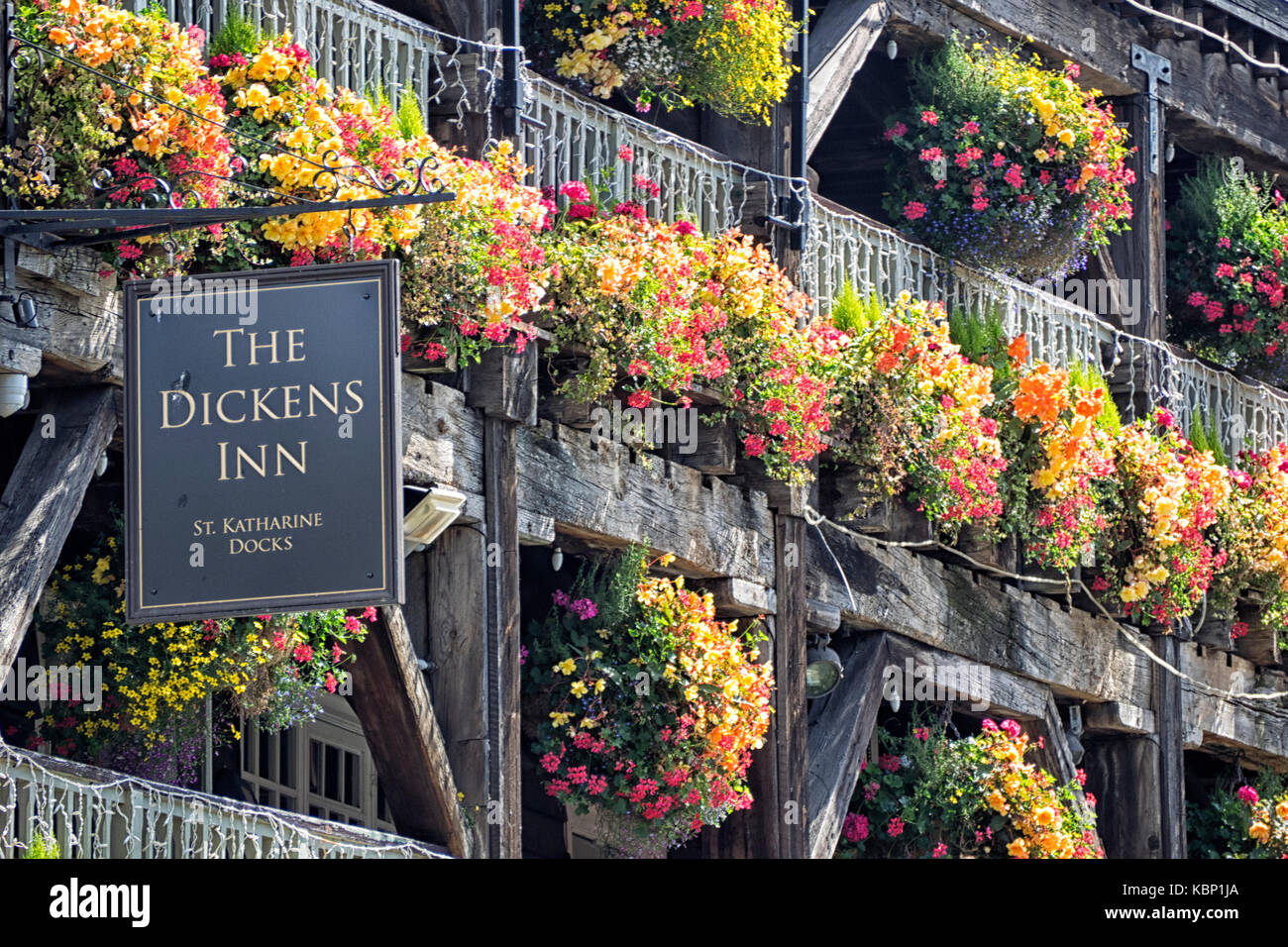 LONDON, Großbritannien - 25. AUGUST 2017: Die prächtige Blumenausstellung auf der Vorderseite des Dickens Inn Pub im S tKatherine Dock Stockfoto