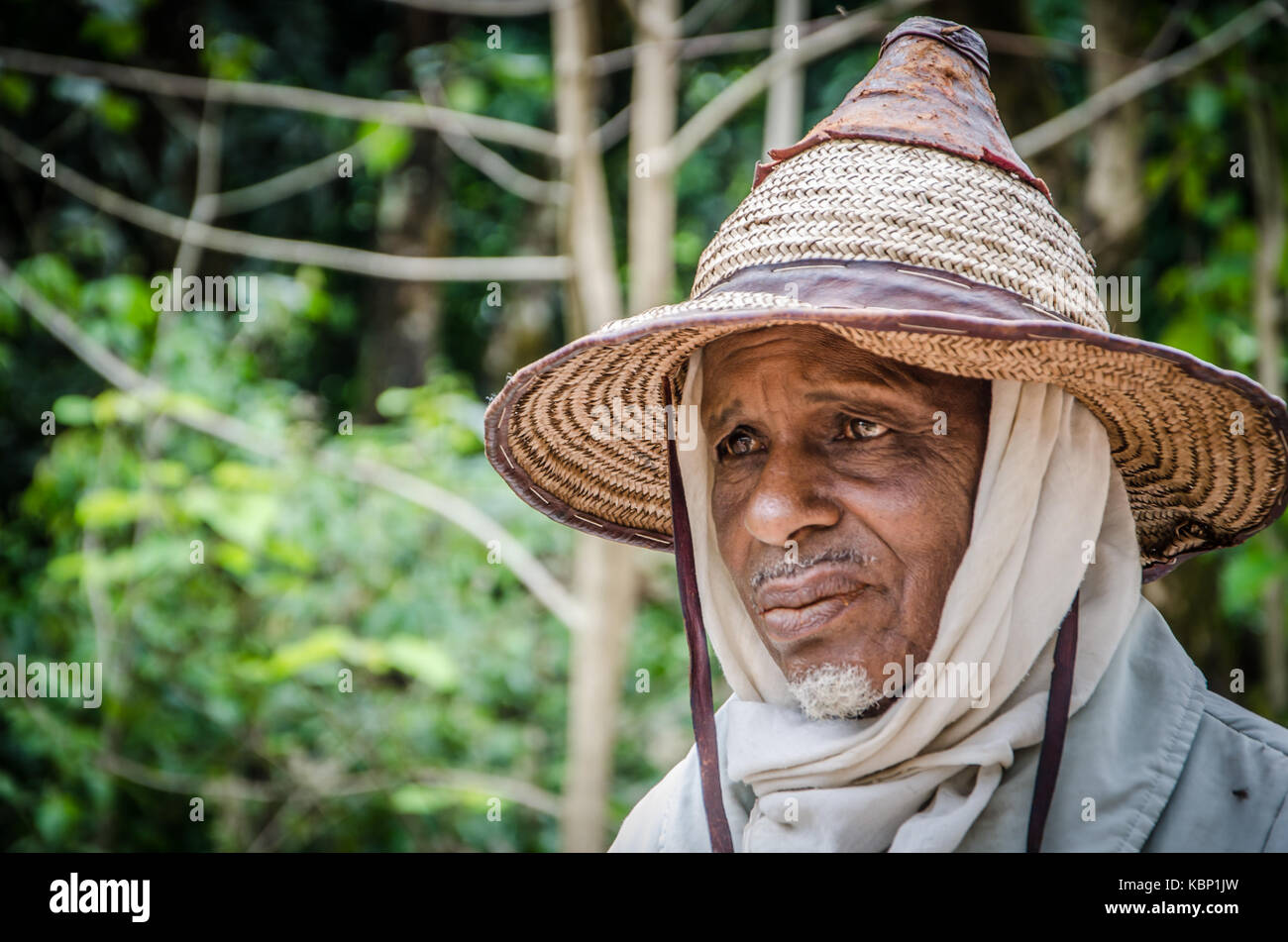 Portrait von Sad suchen fulani Mann in traditioneller Kleidung mit breiten Hut, Ring Road, Kamerun, Zentralafrika Stockfoto