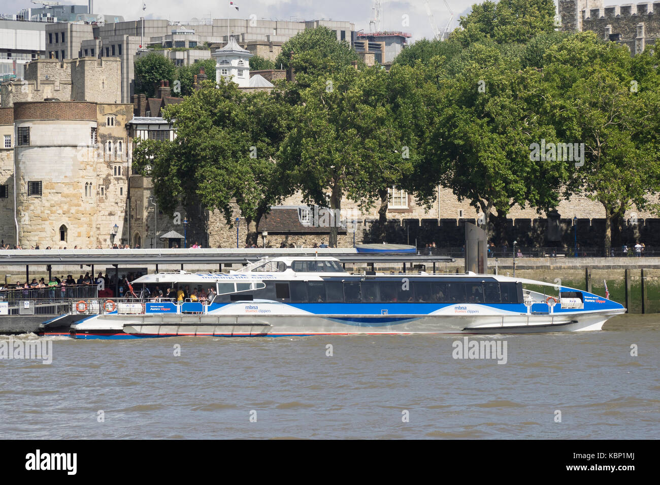 LONDON, Großbritannien - 18. AUGUST 2017: Thames Clipper River Bus am Tower Pier am Tower of London Stockfoto