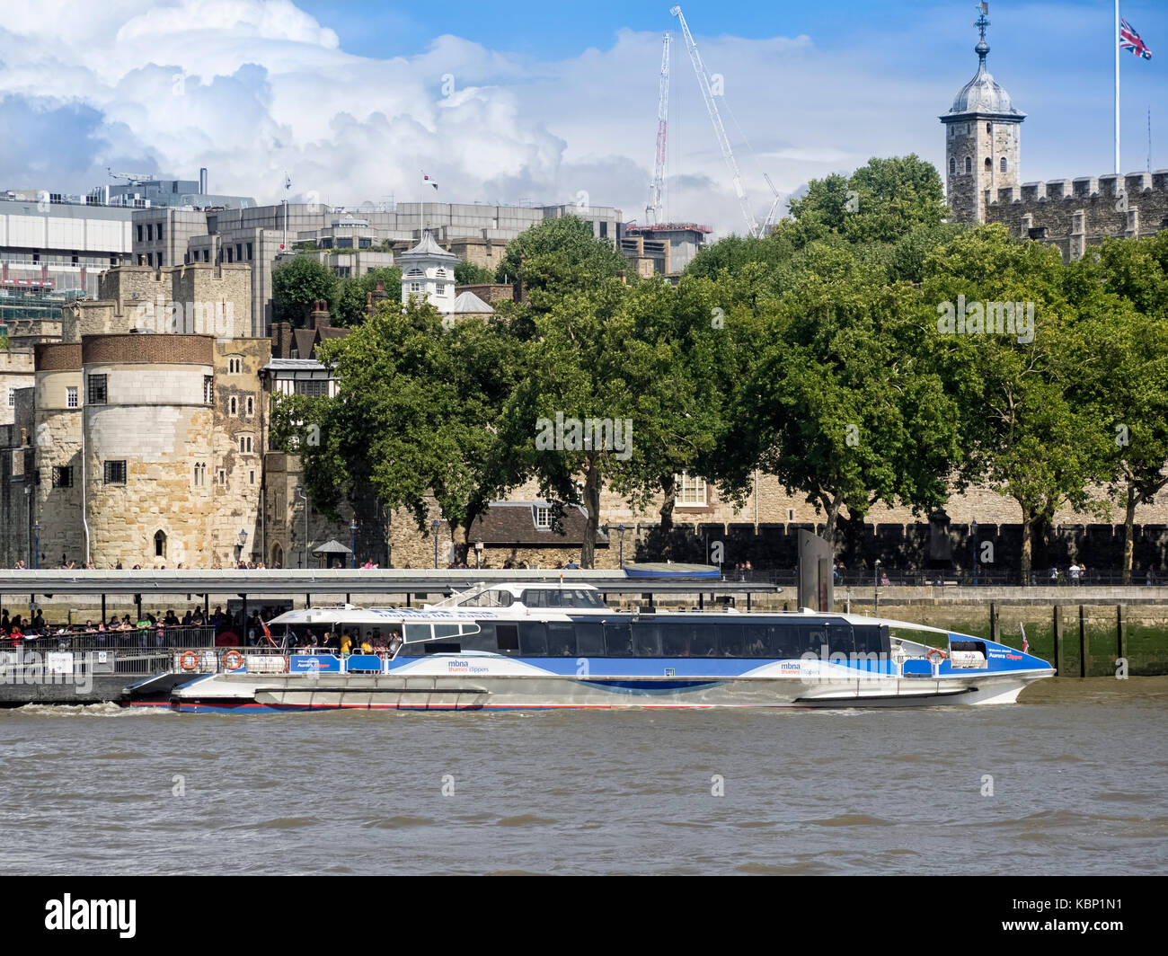 LONDON, Großbritannien - 25. AUGUST 2017: Thames Clipper River Bus am Tower Pier am Tower of London Stockfoto