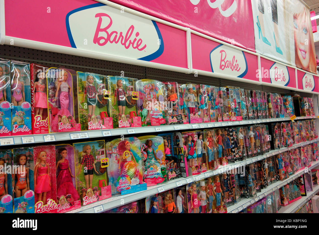 Eine Anzeige von Barbie Puppen in einem Abteilung Speicher Stockfoto