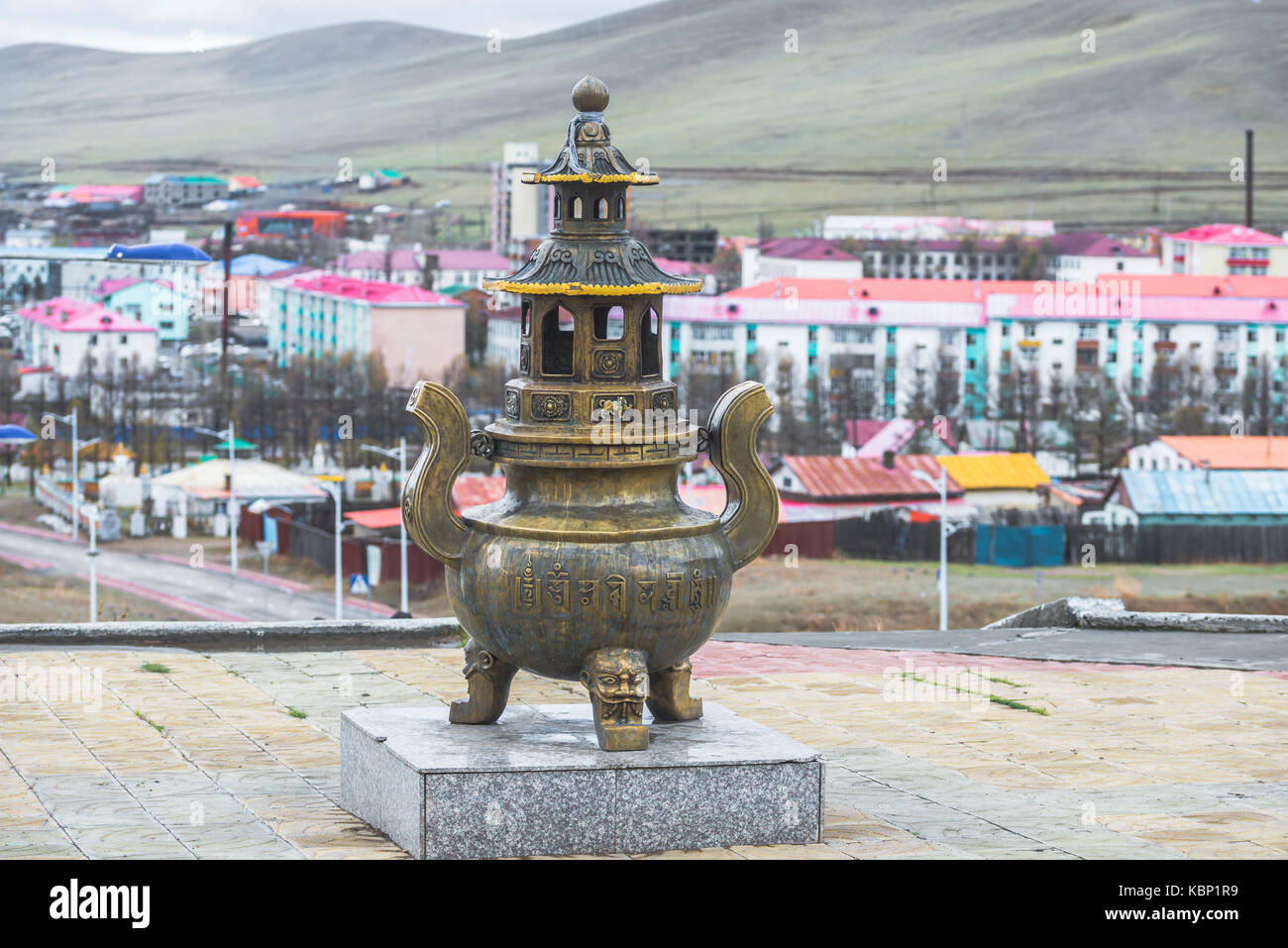 Mongolische Metall religiöse Statue auf Granitsockel mit langen Schritten auf Hintergrund Stockfoto