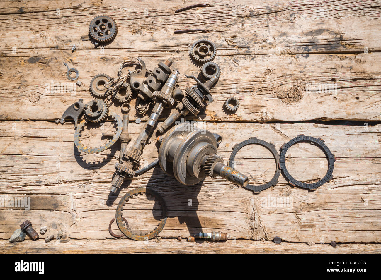 Sammlung von mechanischen Teile auf alten, braunen Holzplanken Stockfoto