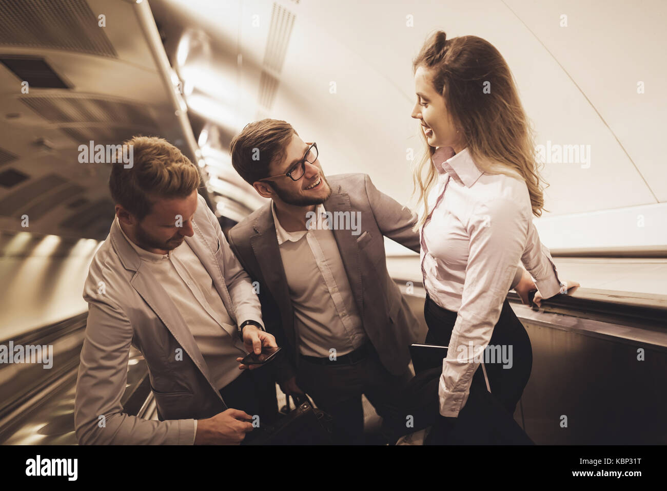 Mitarbeiter über die U-Bahn Treppe zusammen Stockfoto