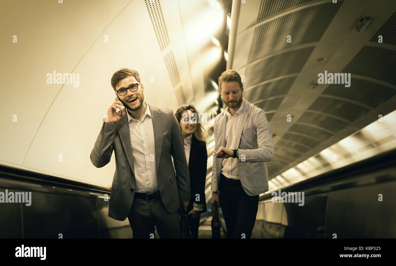Mitarbeiter über die U-Bahn Treppe zusammen Stockfoto