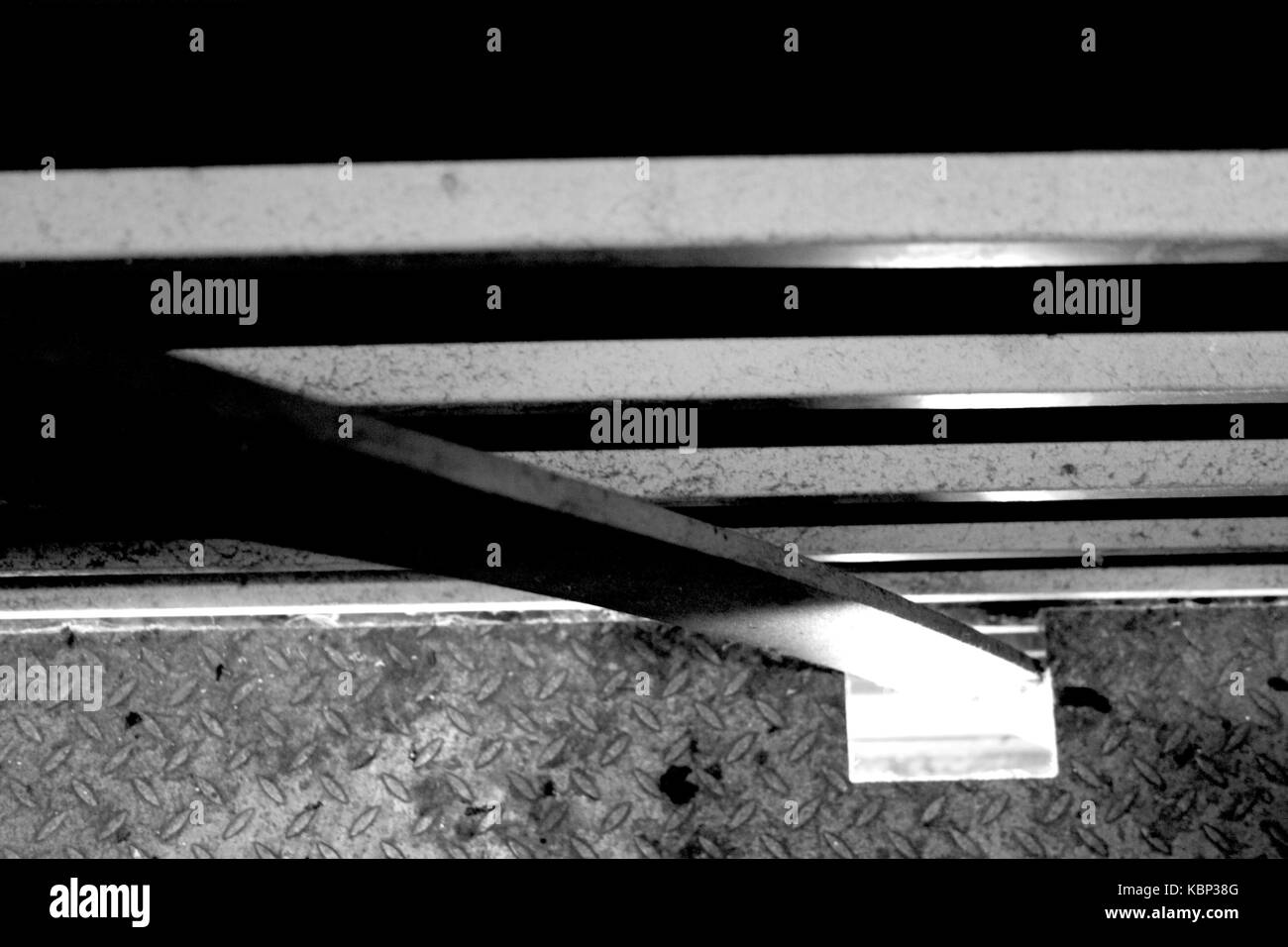 Formalistische Fotografie. Einfache schwarz-weiß Foto von Metall industrielle Architektur. Horizontale Balken und eine diagonale Bar, die zu einer Öffnung. Stockfoto