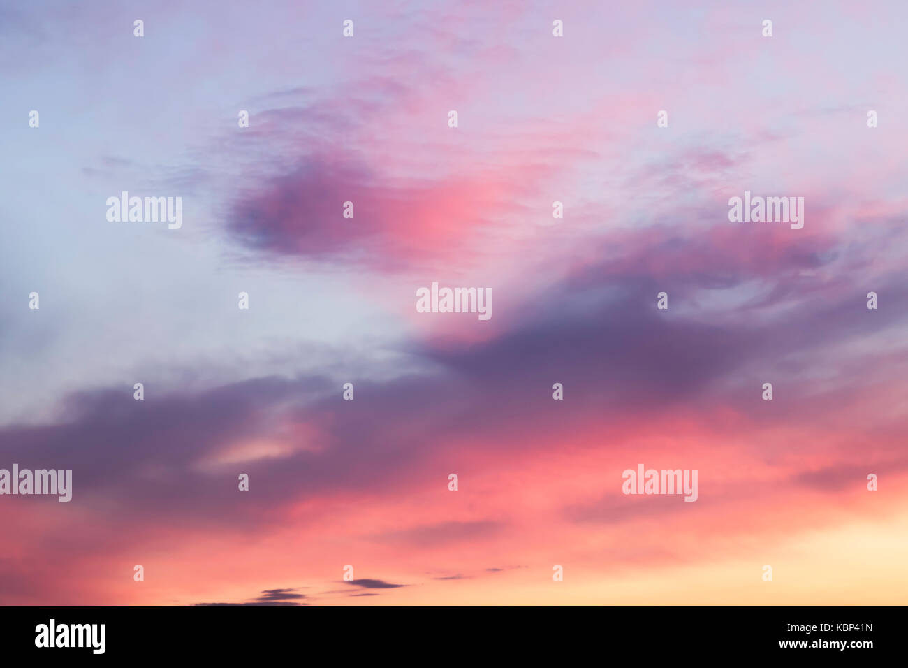 Schöne Sicht in der Dämmerung des Abends Himmel mit Reflexion der Sonnenuntergang in den Wolken Stockfoto