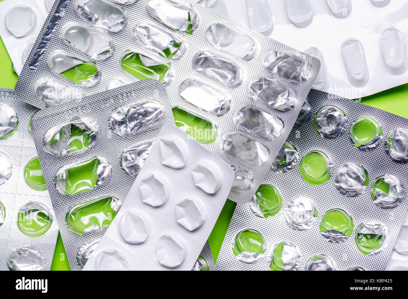 Einige leere Pille Pakete auf einem grünen Hintergrund Stockfoto