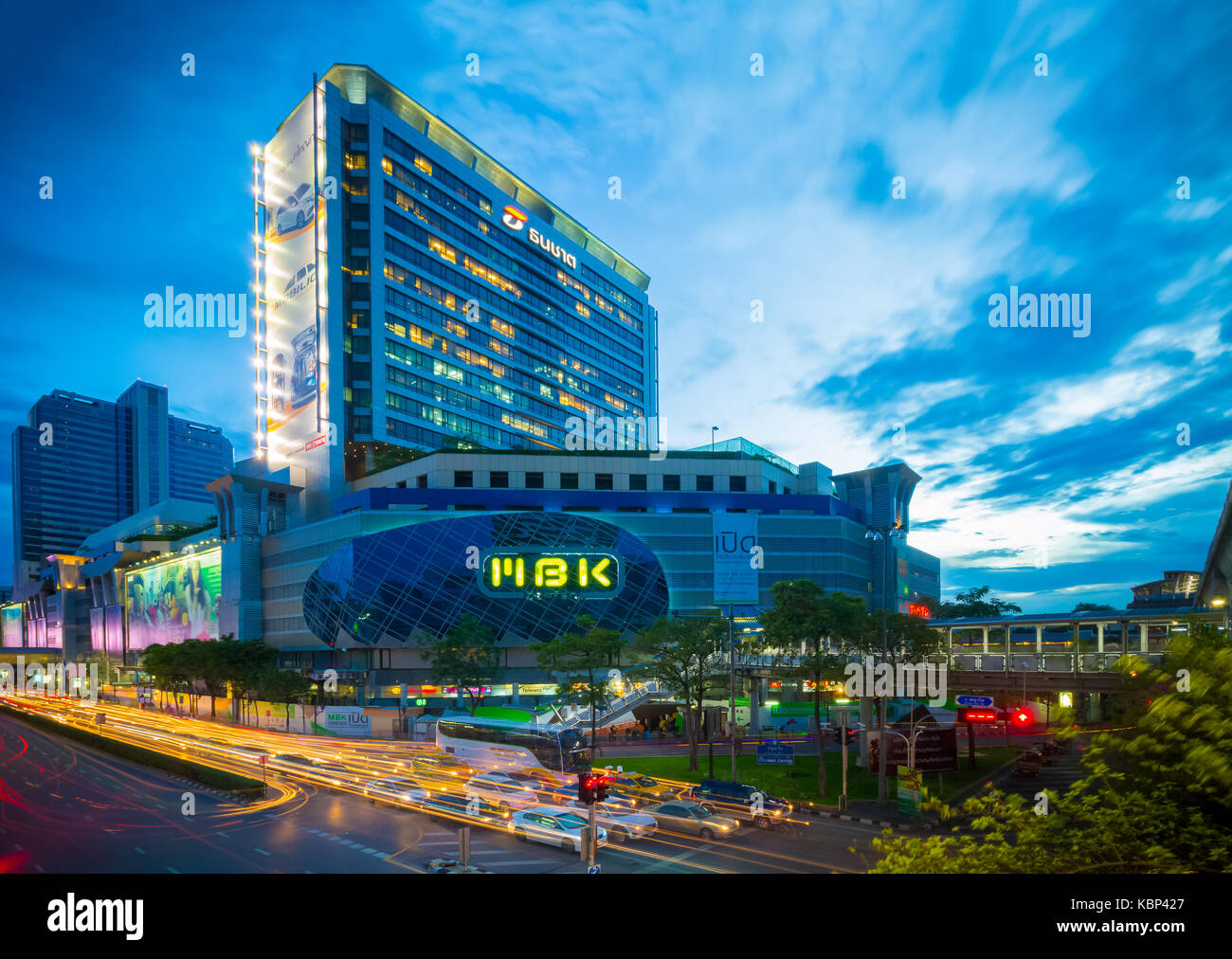 Bangkok, Thailand - 11. September 2015: Landschaft der MBK Shopping Mall in der frühen Nacht mit Verkehr. Dieses Hotel ist sehr berühmten Shopping Mall in c Stockfoto