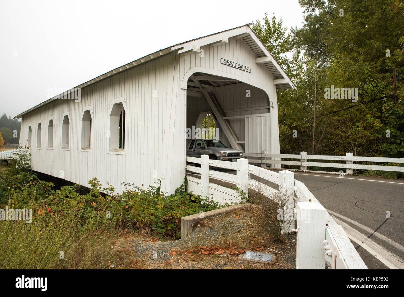 Grave creek Covered Bridge 5 - 16 Meilen nördlich von Grants Pass, Oregon, auf der I-5, der Reisende kann Grave creek Kreuz auf eine überdachte Brücke. Stockfoto