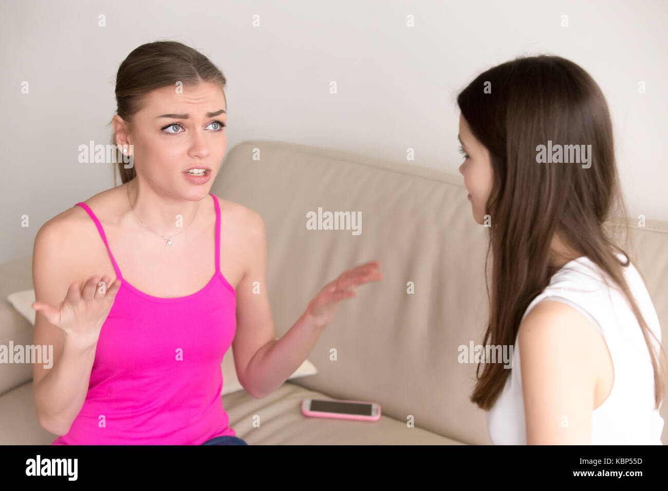 Junges Mädchen erzählt ihrer Freundin über ihre Probleme. Stockfoto