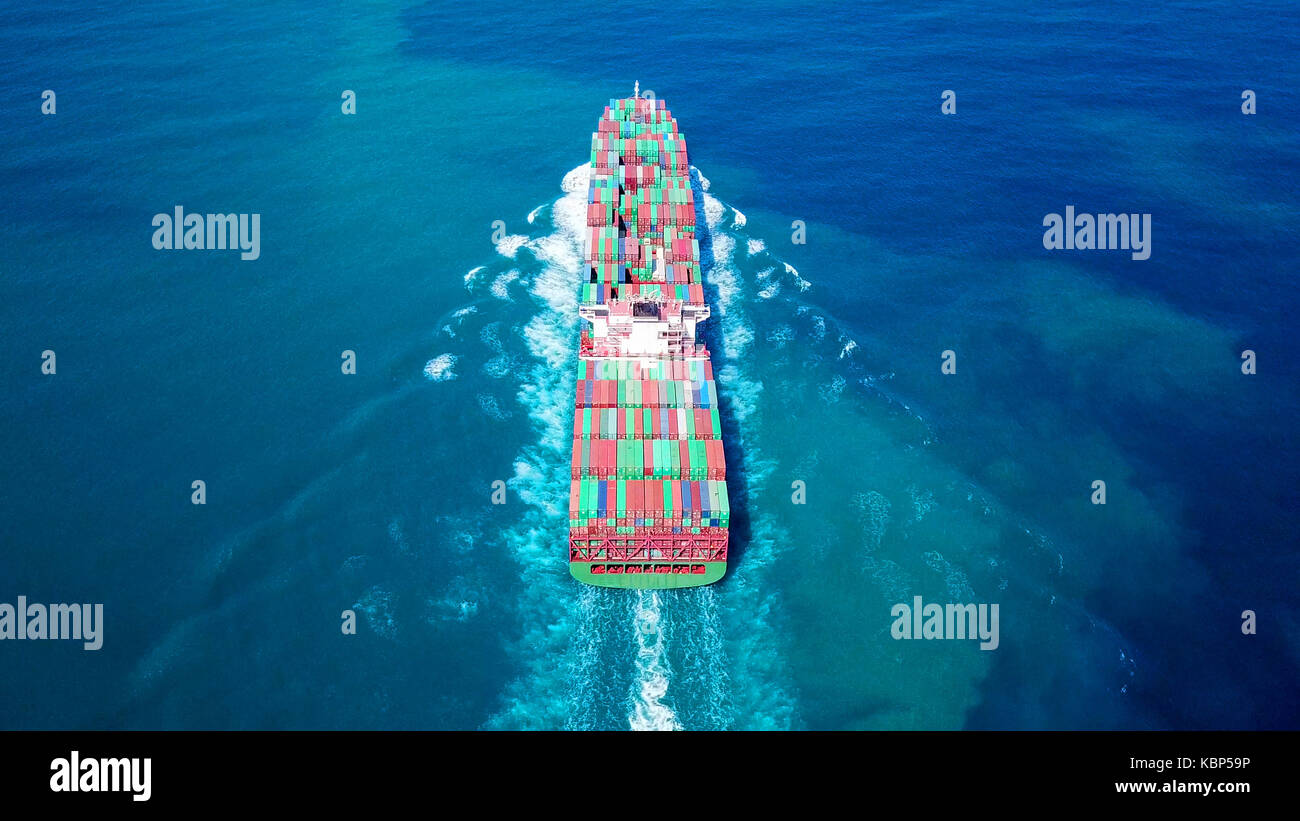 Containerschiff am Meer - Luftaufnahme Stockfoto