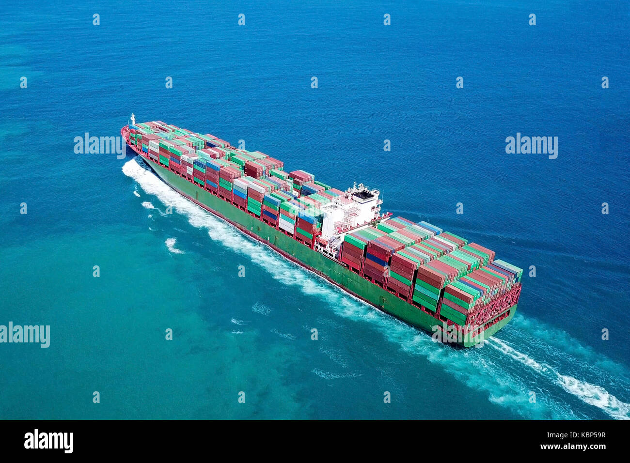 Containerschiff am Meer - Luftaufnahme Stockfoto
