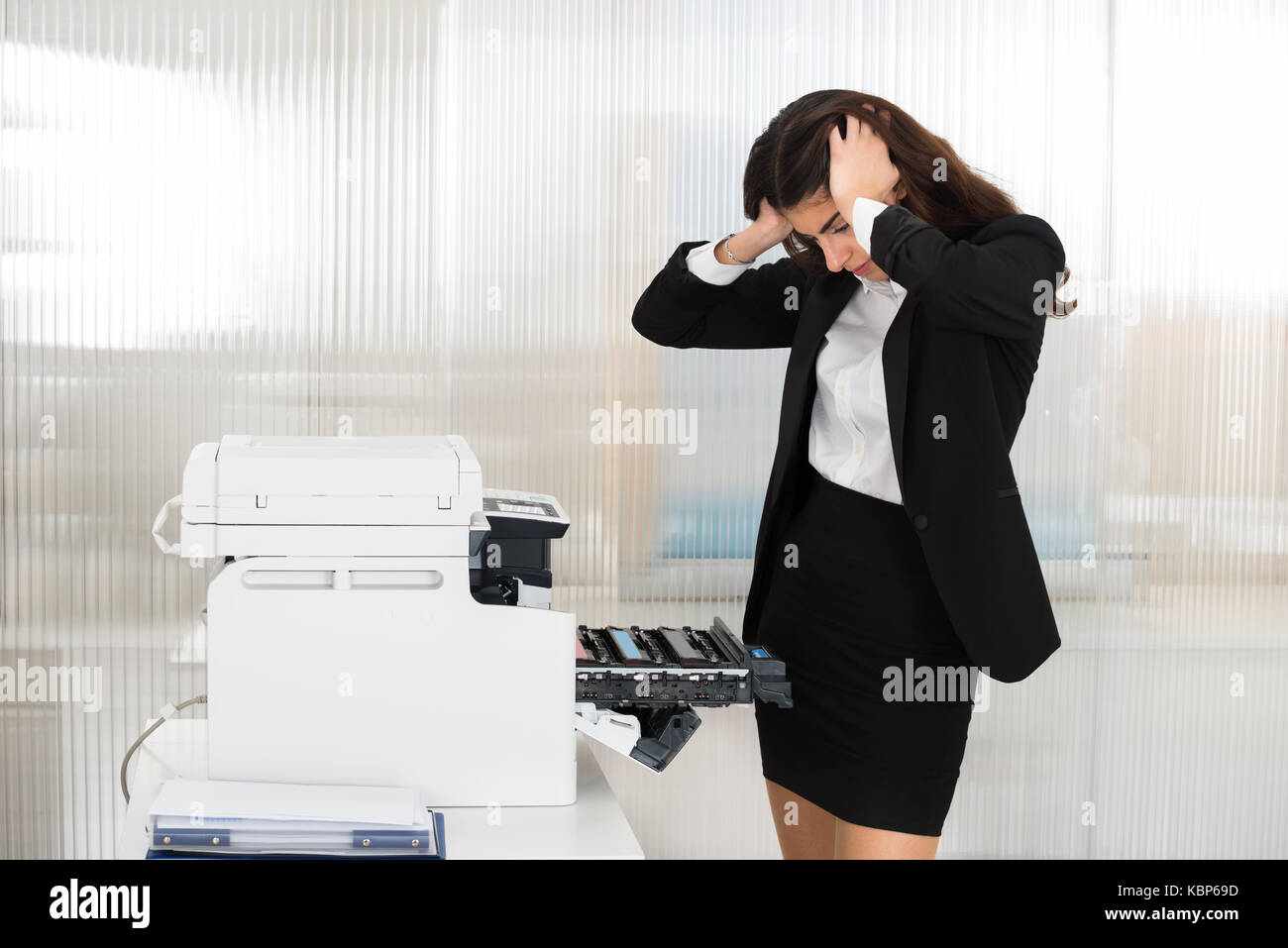 Gereizte junge geschäftsfrau am Drucker Maschine im Büro suchen Stockfoto