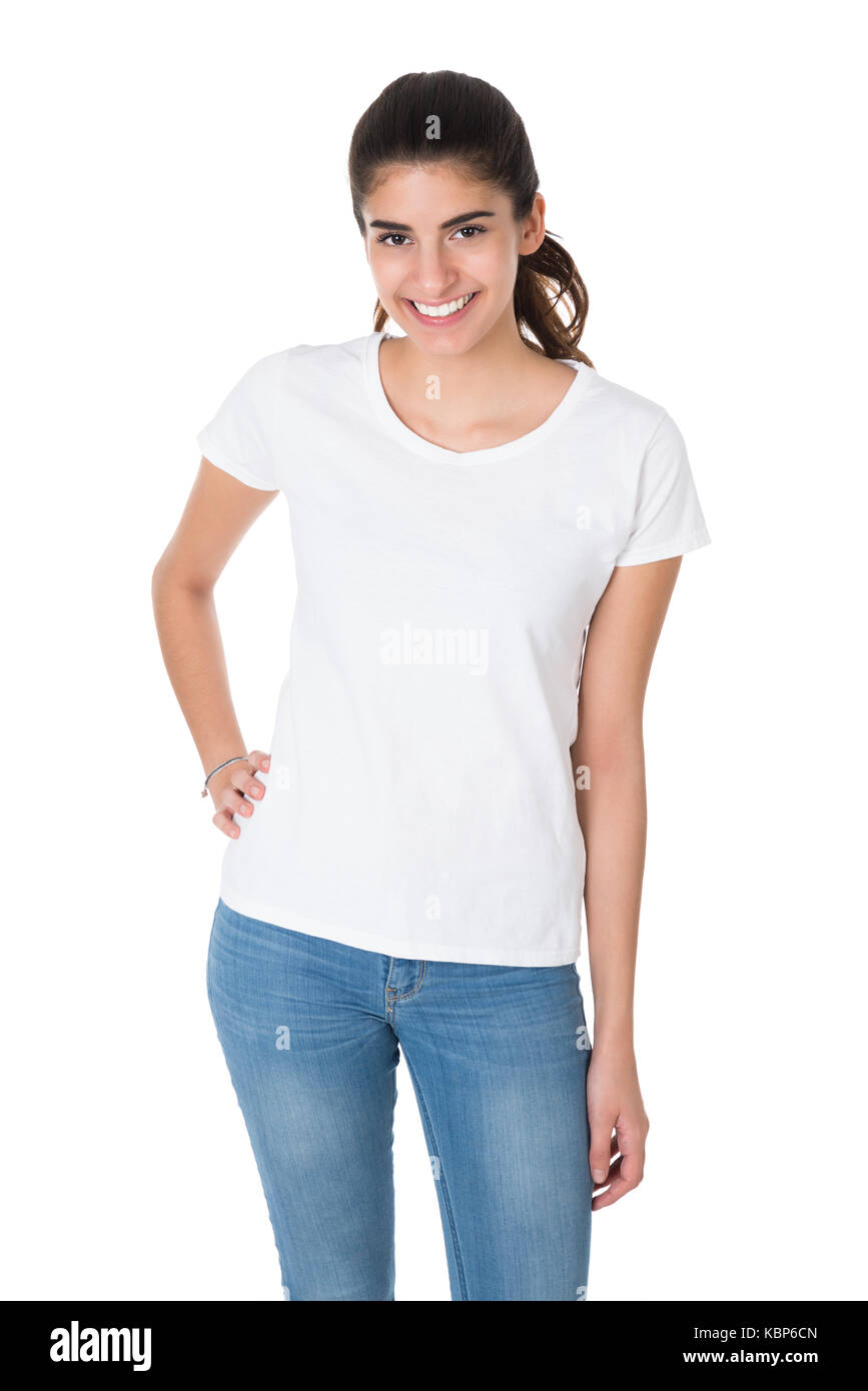 Porträt der schönen jungen Frau in Leer T-Shirt auf weißem Hintergrund Stockfoto