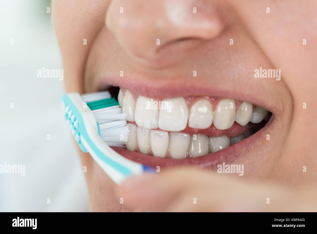 Zugeschnittenes Bild der jungen Frau Zähneputzen zu Hause Stockfoto