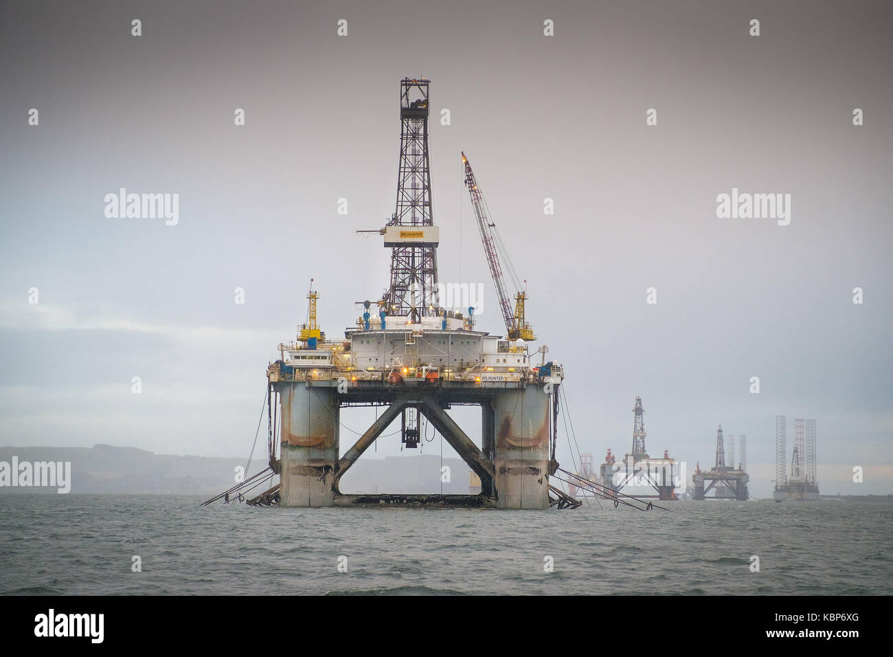 Bohrinseln in den Moray Firth warten auf die Ölindustrie zu exportieren. Stockfoto