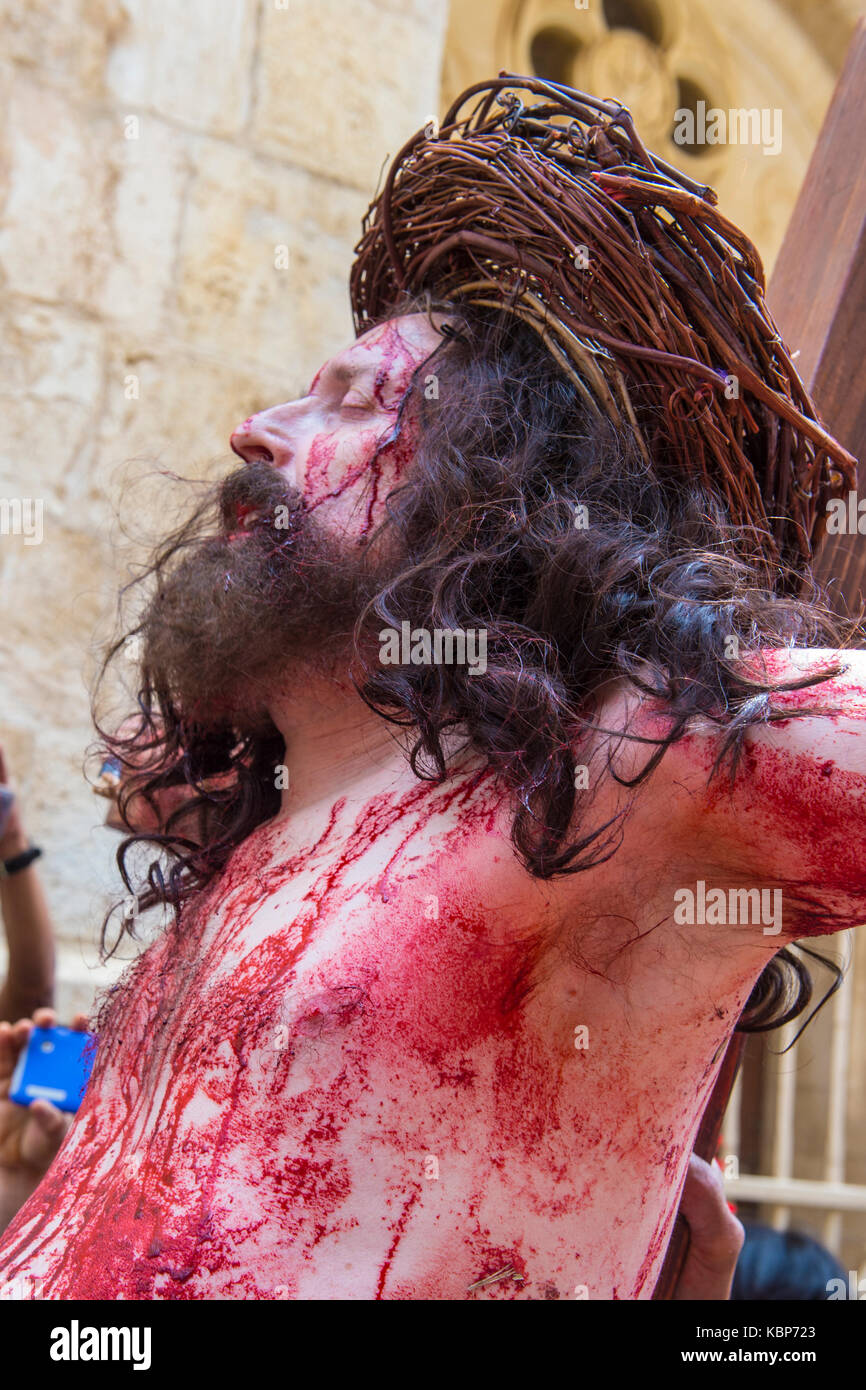 Christliche Pilger wieder Nachstellen der crucifixtion Jesu entlang der Via Dolorosa in Jerusalem, Israel Stockfoto