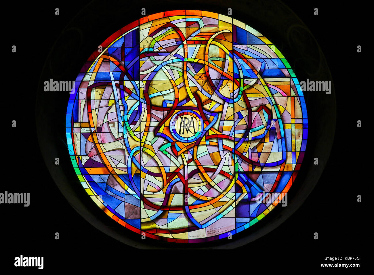 Irisieren, Glasmalerei Rose Fenster in der Collegiata oder Stiftskirche von San Gimignano, Italien. Stockfoto
