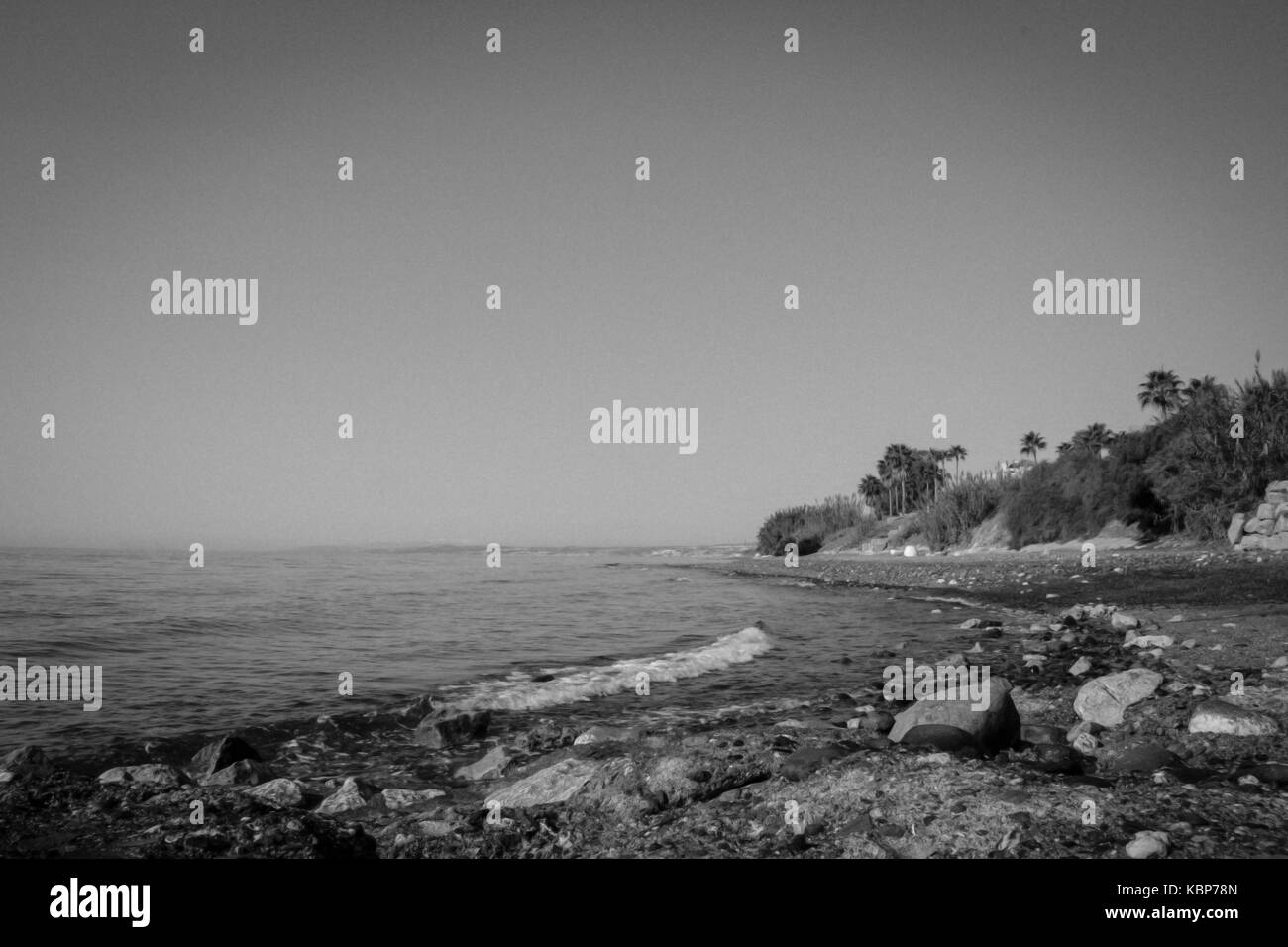 Strand. Mittelmeer. Schwarz und Weiß. Costa del Sol ...