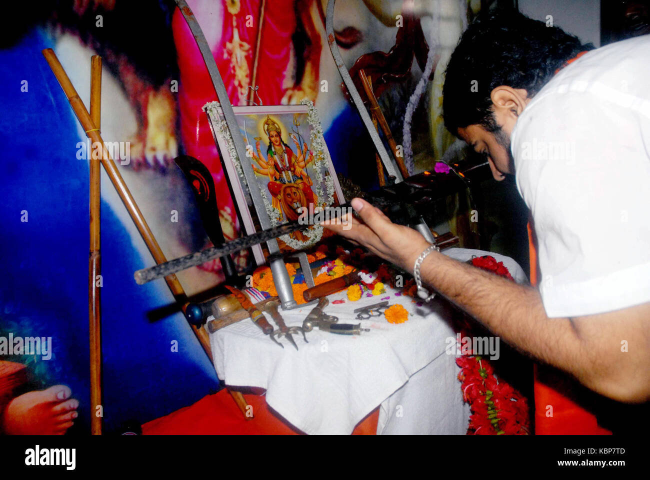 Aktivist der Vishva Hindu Parishad (VHP) nehmen an Astra Puja (Waffe Anbetung) als Teil des Vijaya Dashami der Durga Puja Festival am 30. September 2017 in Kalkutta. Stockfoto