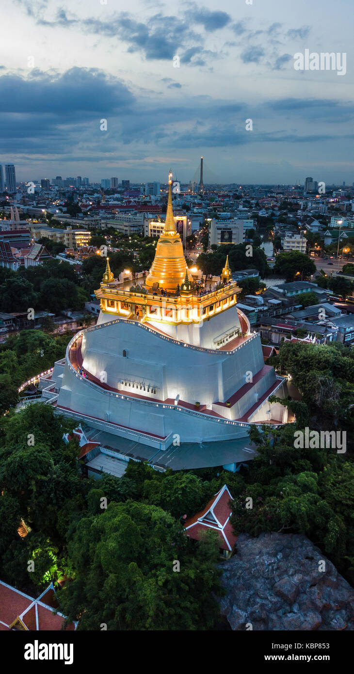 'Goldenen Berg' Wat Saket Ratcha Wora Maha Wihan beliebte Bangkok touristische Attraktion, Wahrzeichen von Bangkok Thailand. top View Stockfoto