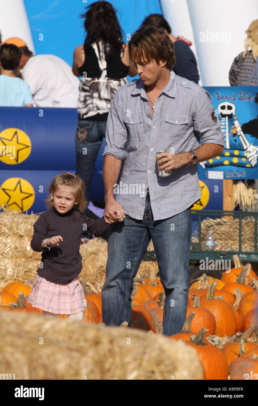 BEVERLY HILLS, Ca - 11. Oktober: Larry Birkhead und Tochter Dannielynn Birkhead Sichtung an Pumpkin Patch am 11. Oktober 2009 in Beverly Hills, Kalifornien. Personen: Larry Birkhead, Dannielynn Birkhead Getriebe Ref: MNC Credit: Hoo-Me.com/MediaPunch Stockfoto