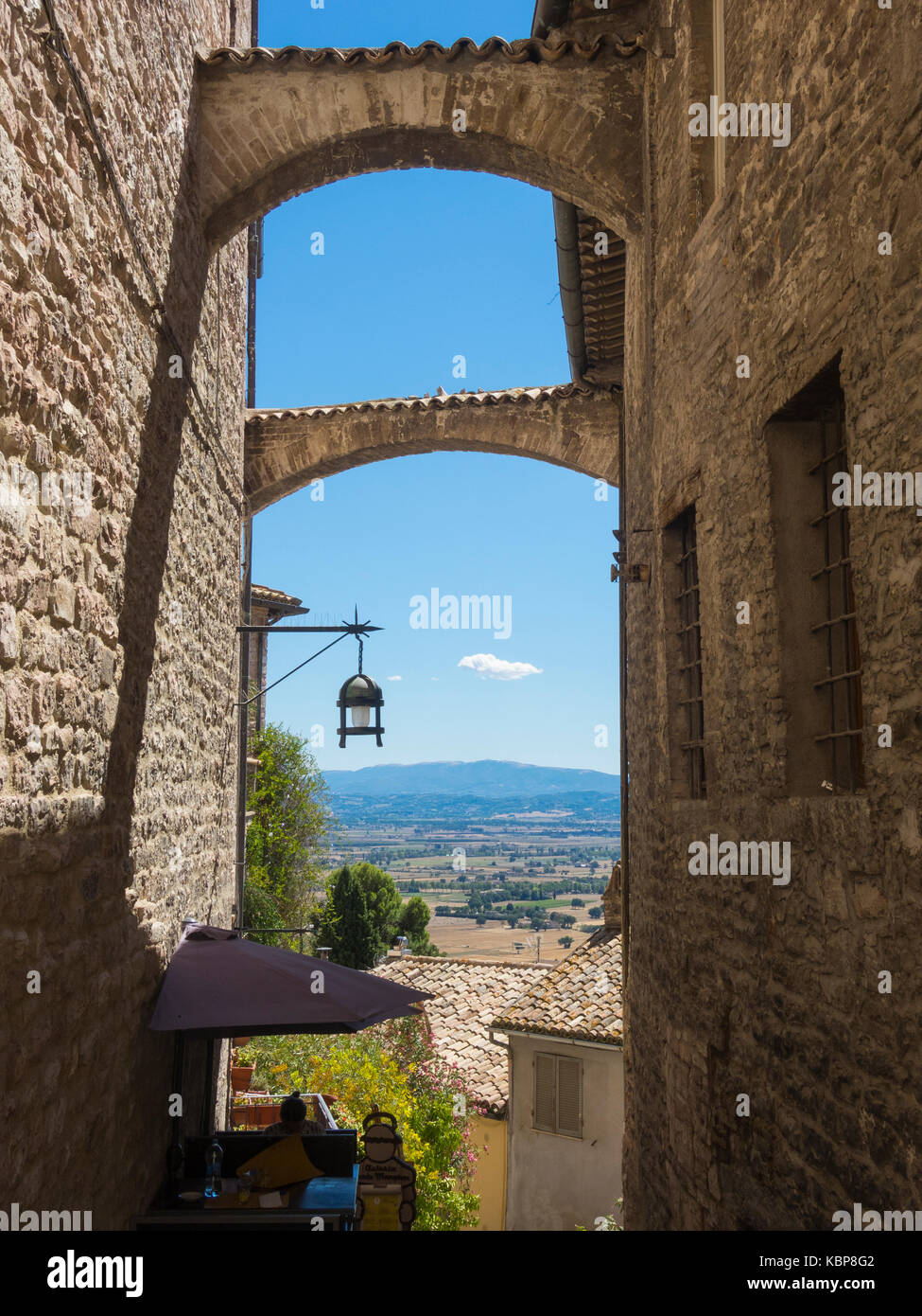 Assisi, Italien. Blick auf die Straßen der Altstadt, die zum UNESCO-Weltkulturerbe Stockfoto