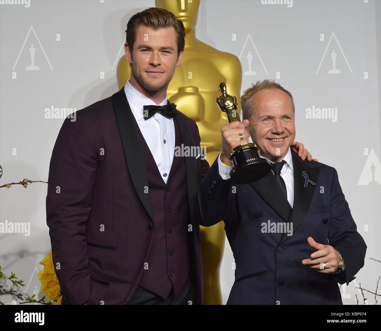 Schauspieler Chris Hemsworth und Redakteur Glenn Freemantle posiert im Presseraum während der 86. Annual Academy Awards im Loews Hollywood Hotel am 2. März 2014 in Hollywood, Kalifornien. Stockfoto