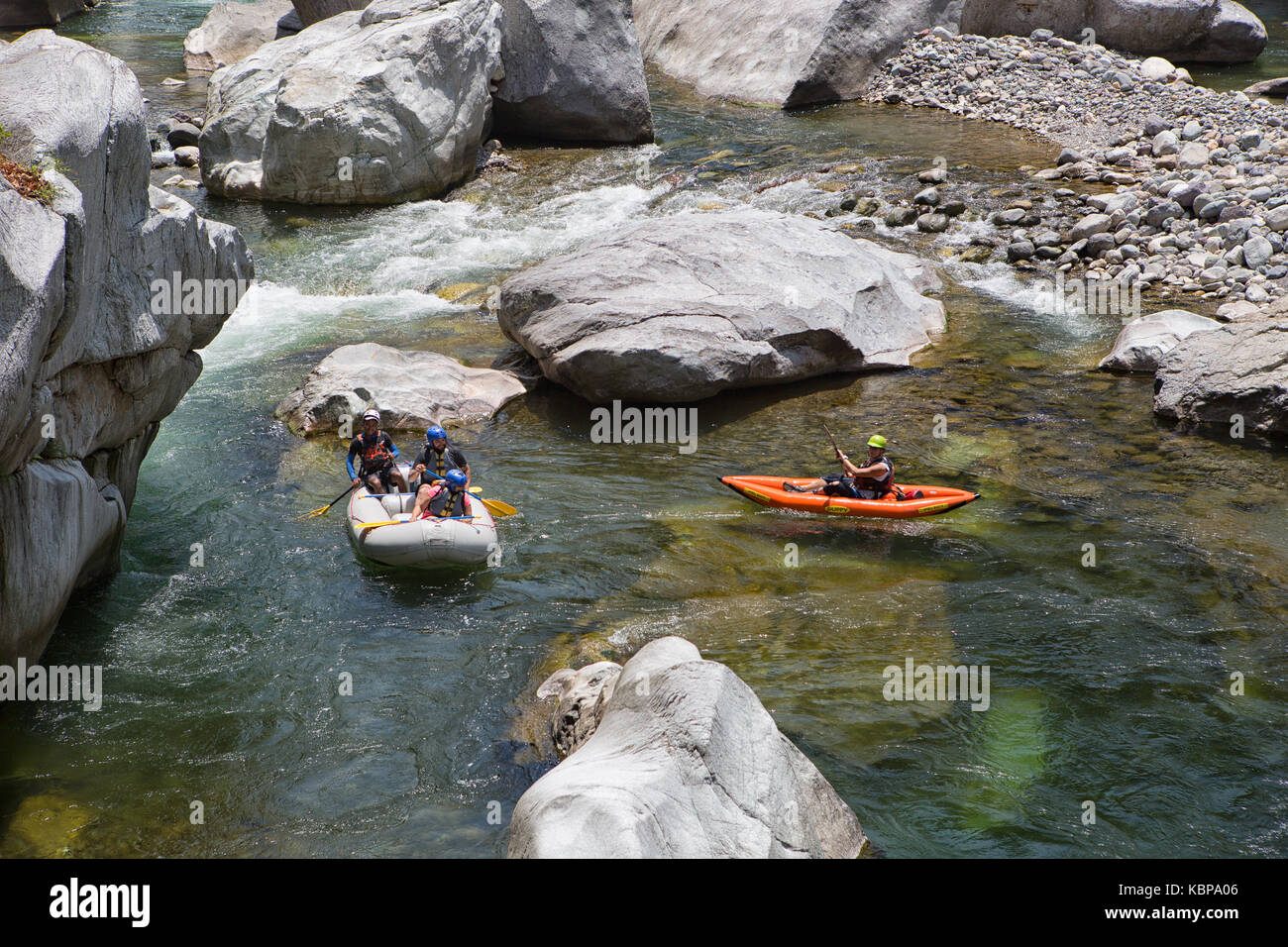 April 17, 2015 La Ceiba, Honduras: Die Canrejal Fluss im Nationalpark Pico Bonito ist ein beliebter Ort für Kajak und Rafting Stockfoto